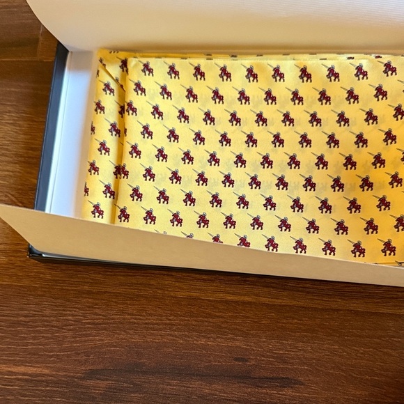 VINEYARD VINES Yellow Knight with a Lance on Horseback Patterned Men's Scarf OS - Picture 1 of 5